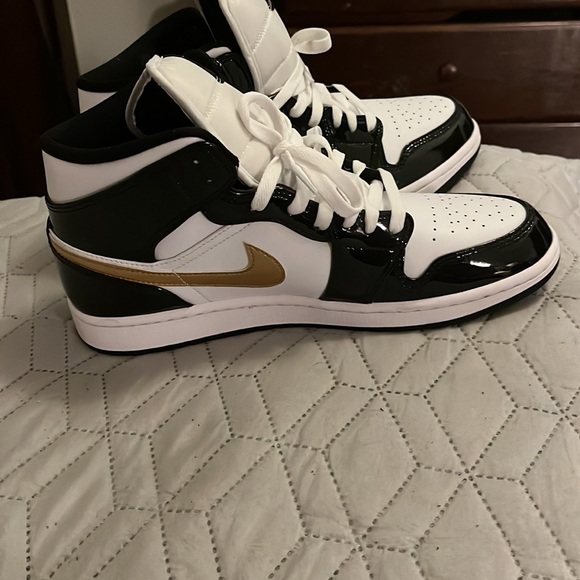 Air Jordan retro 1 mid “patent black white gold” - Picture 3 of 4
